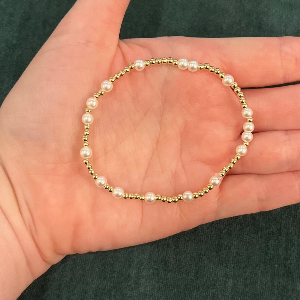 Dainty Pearl bracelet